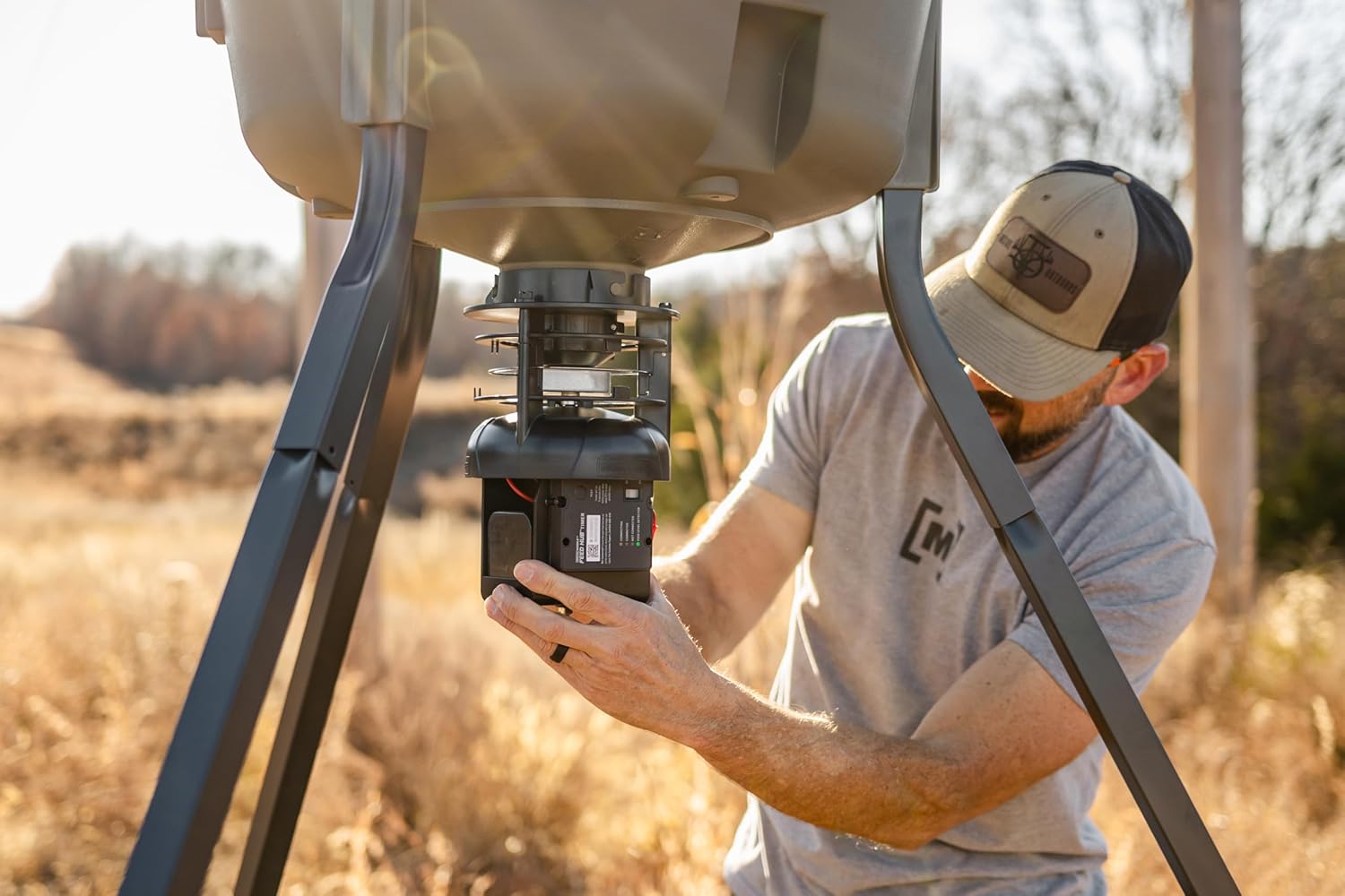 Cellular Feeder Kit with Feed Level Detector and Spincast Spreader O837