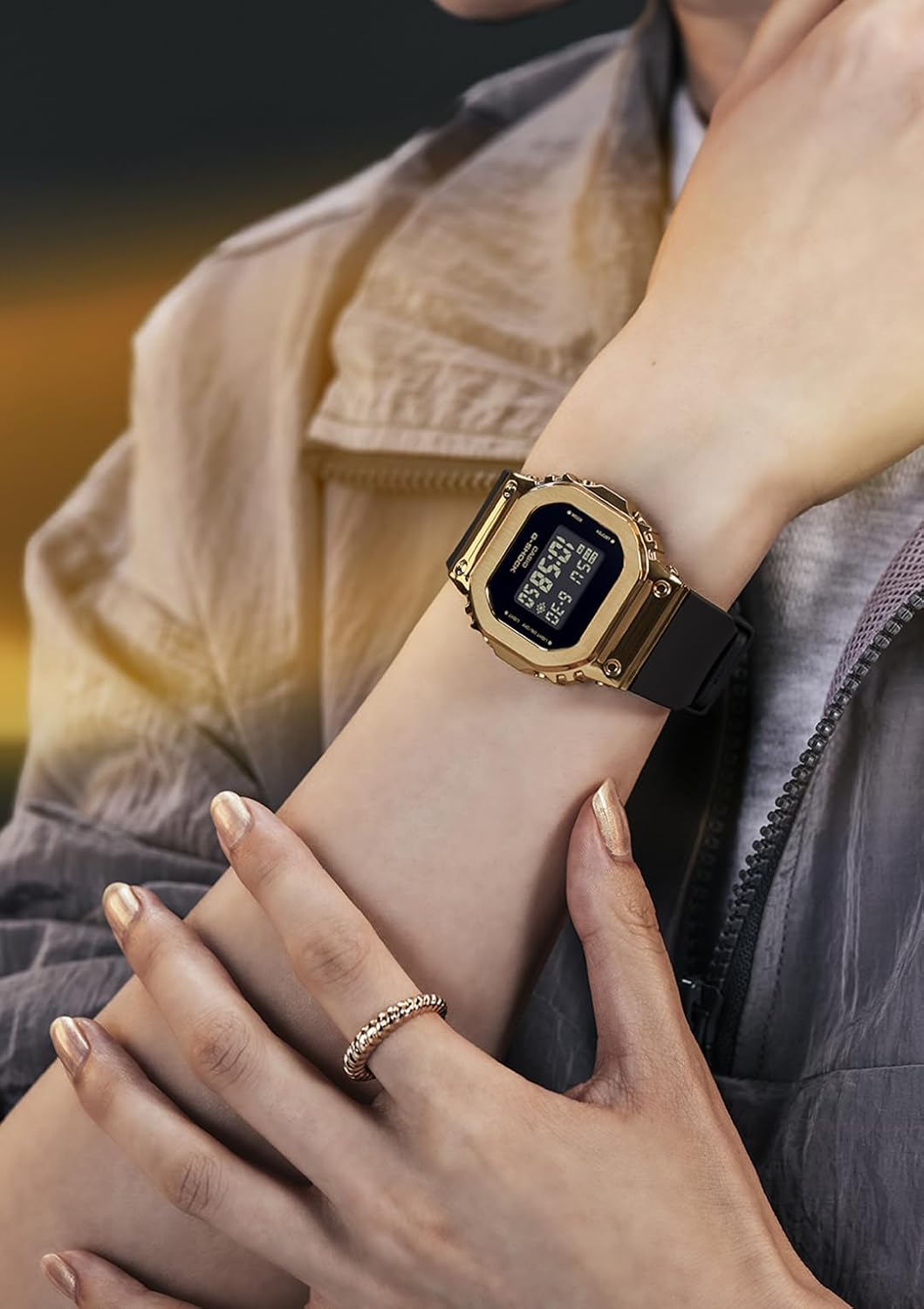 Compact Metal Watch Black Gold Q7441